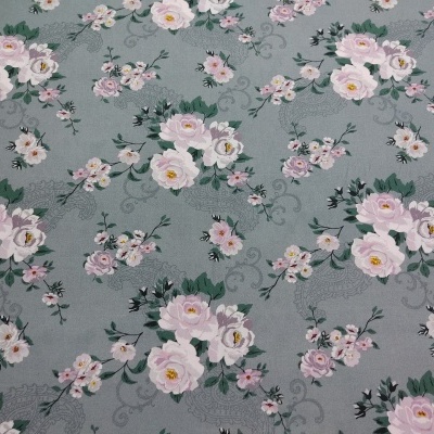 Tecido floral cinza com flores rosa claro e branca