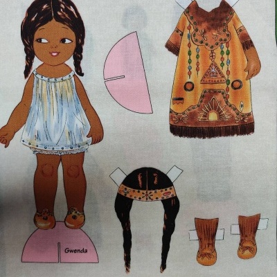 Boneca de papel Gwenda com roupas destacáveis em padrão étnico