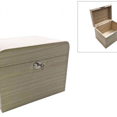 caixa de madeira clara com fechadura prateada, vista fechada e aberta