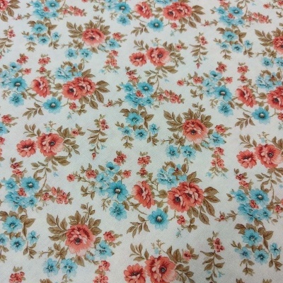 Tecido com padrão floral em fundo branco com flores cor-de-rosa e azuis