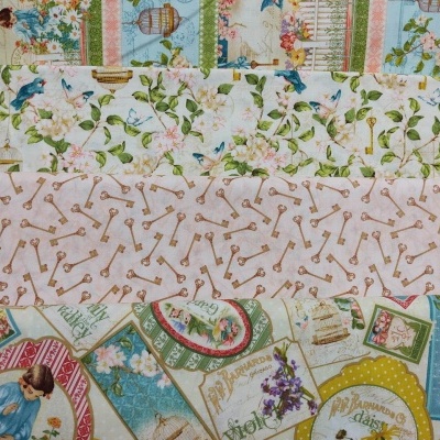 Tecidos com padrões florais, chaves antigas e postais vintage em várias cores e texturas.