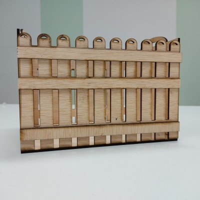 Estrutura de madeira clara com barras horizontais e suportes verticais vazados sobre superfície branca