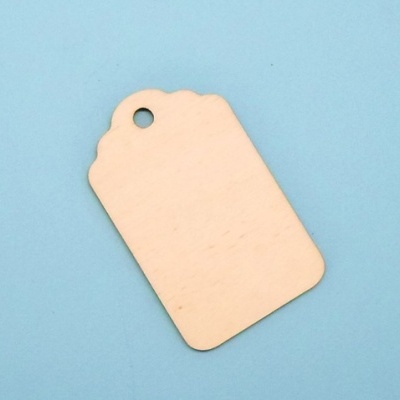 Etiqueta de madeira clara com furo redondo sobre fundo azul claro