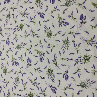Tecido branco com padrão de lavanda roxa, folhas verdes e abelhas pretas e amarelas