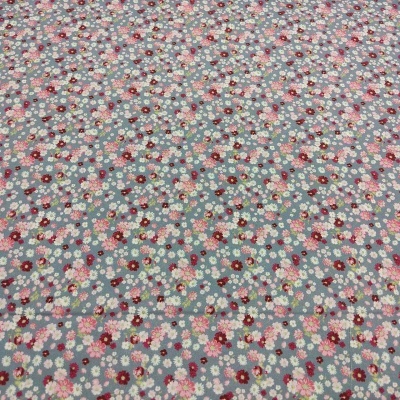 Tecido algodão estampado com flores pequenas em fundo azul claro