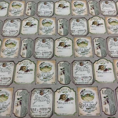 Tecido estampado com rótulos de frutas e textos inspiradores em tons pastel