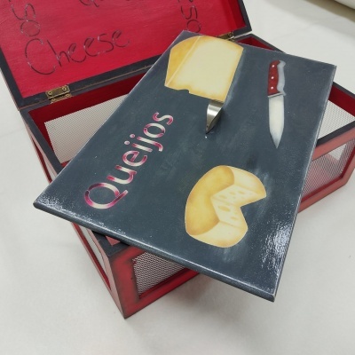 Caixa vermelha para queijos com tampa decorativa cinzenta e imagens de queijo e faca