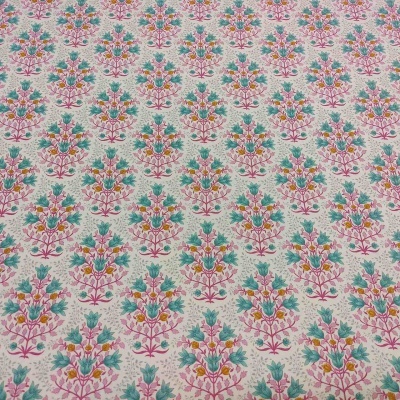 Pano com padrão floral colorido repetido em fundo bege claro