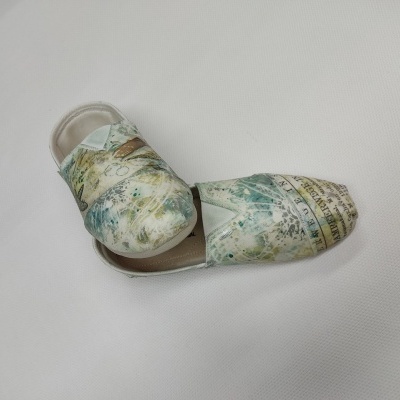 par de sabrinas estampadas em tecido com padrão de mapas