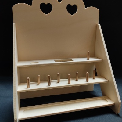 Organizador de madeira natural com corações recortados e pinos para lápis