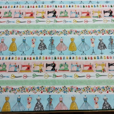 Tecido estampado com manequins, vestidos, máquinas de costura, linhas coloridas e tesouras sobre fundo azul