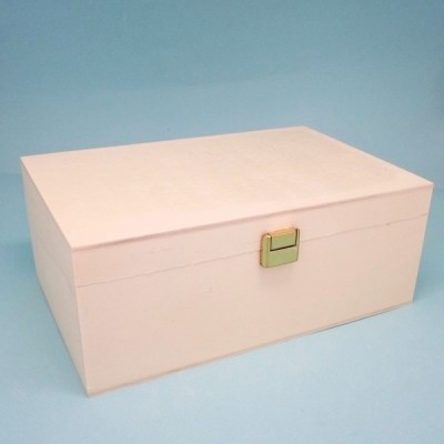 Caixa retangular branca com fecho dourado num fundo azul