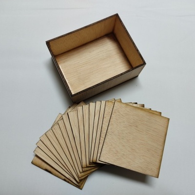 Caixa de madeira e peças quadradas em madeira dispostas em leque