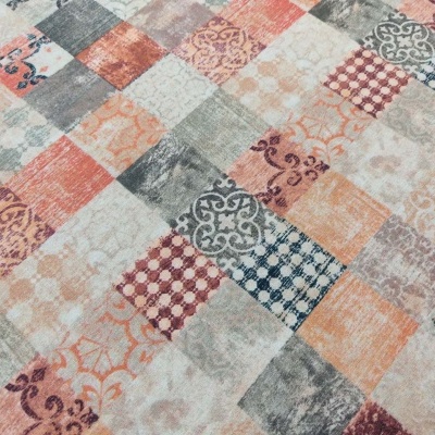 Pano estampado com padrão de quadrados coloridos e desenhos diversos