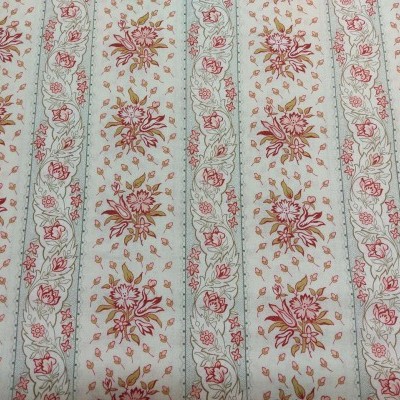 Tecido floral em rosa e bege com faixas verticais e flores grandes e pequenas.