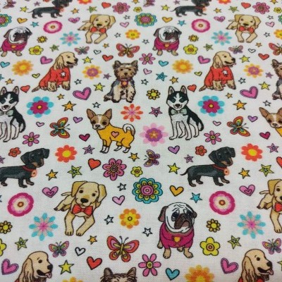 Tecido branco com padrão colorido de cães e flores