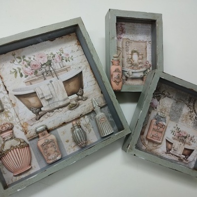 Três quadros decorativos vintage com frascos de perfume e flores