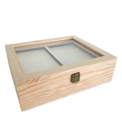 Caixa de madeira clara com tampa de vidro dividida em duas partes