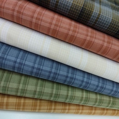 Tecidos xadrez em várias cores empilhados