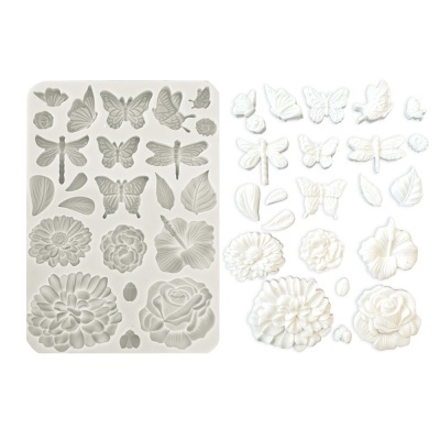 Molde de silicone com formas de flores e insetos e peças brancas moldadas