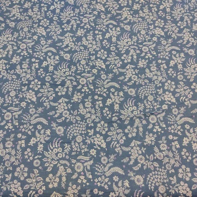 Tecido azul com padrão floral branco detalhado