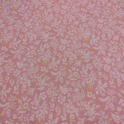 Tecido cor-de-rosa com padrão floral branco e amarelo