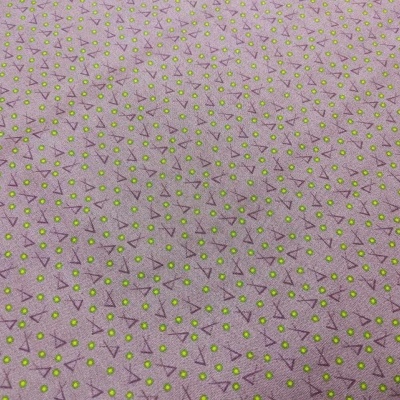 Tecido rosa com padrão geométrico de triângulos e círculos verdes