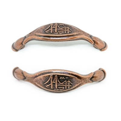 Puxadores de mobiliário em metal castanho cobre com desenhos gravados