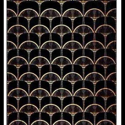 Papel de parede preto com padrão dourado de leques repetidos