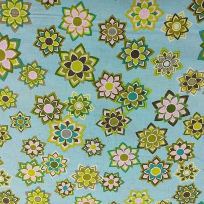 Tecido azul claro com flores geométricas coloridas