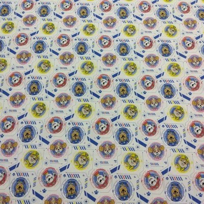 Tecido estampado com personagens de desenhos animados em círculos coloridos