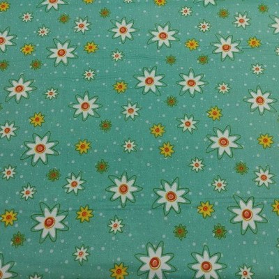 Tecido verde-azulado com padrão de flores brancas, amarelas e vermelhas