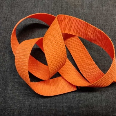 Fita têxtil larga laranja sobre fundo cinzento