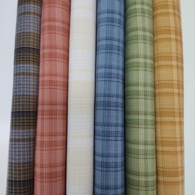 Rolos de tecido xadrez em várias cores alinhados verticalmente