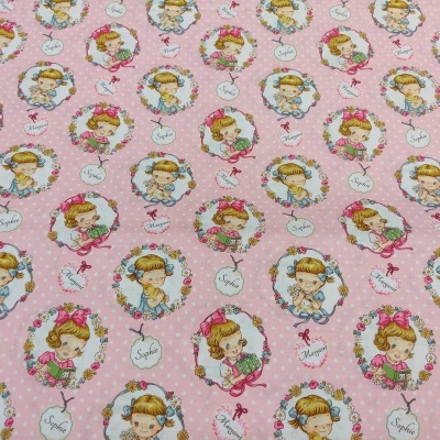 Tecido rosa com padrão de raparigas em círculos florais e etiquetas com nomes dentro