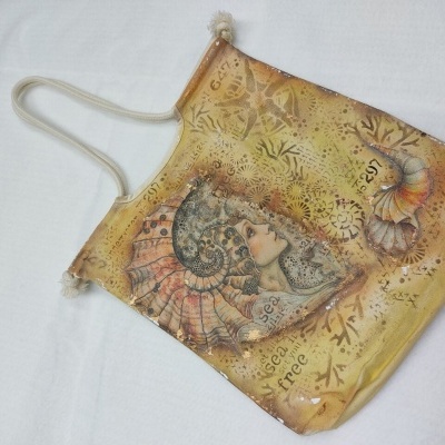 Bolsa de tecido com estampa artística e alças brancas de corda