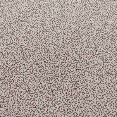 Tecido floral branco com pequenas flores vermelhas e folhas verdes