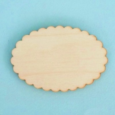 Placa oval de madeira clara com bordas onduladas em fundo azul