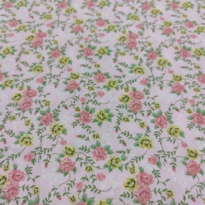 Tecido branco com padrão floral em rosa, amarelo e verde