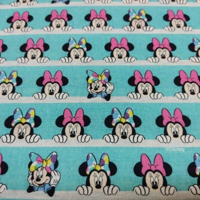 Tecido com padrão repetido de Minnie Mouse com vários laços coloridos e fundo azul-claro