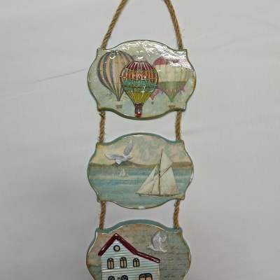 Adorno pendente de madeira com ilustrações de balões, barco e casa