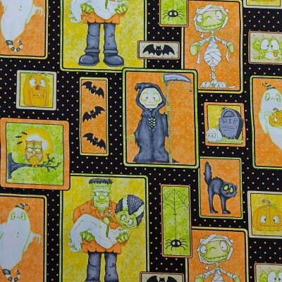 Pano de Halloween com fantasmas, monstros e elementos assustadores em fundo preto pontilhado de laranja.