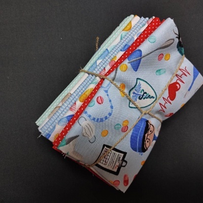 Conjunto de tecidos coloridos com padrões variados amarrados