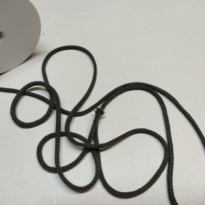 Rolo de fita preta com corda preta sobre superfície branca