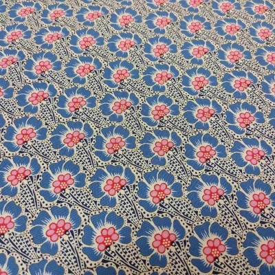 tecido com padrão floral azul e vermelho sobre fundo bege
