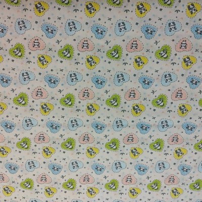 Tecido branco com padrão colorido de corações e figuras desenhadas