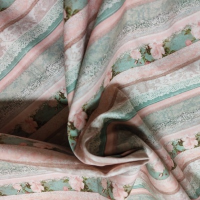 Tecido riscado azul e rosa com flores e rendas brancas