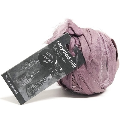 Rolo de fio lilás de seda reciclada com etiqueta preta