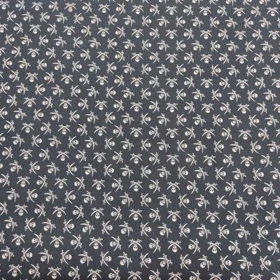 Tecido preto com padrão de pequenas caveiras brancas e ossos cruzados