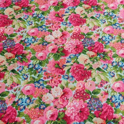 tecido floral colorido com flores rosas, vermelhas e azuis e folhas verdes